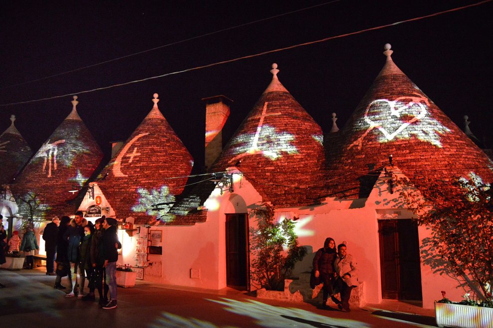 Alberobello lung linh ánh đèn vào ban đêm. Ảnh: bari.repubblica.it
